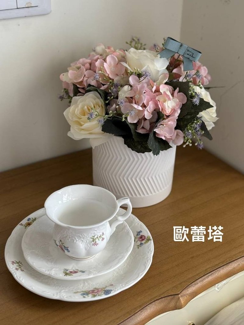 歐蕾塔手做**玫瑰+粉繡球人造盆花 - 植栽/盆栽 - 其他材質 白色