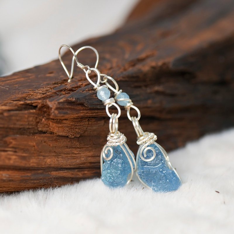 [High-end aquamarine] Handmade earrings from raw ore/throat chakra crystal - พวงกุญแจ - เครื่องเพชรพลอย สีน้ำเงิน