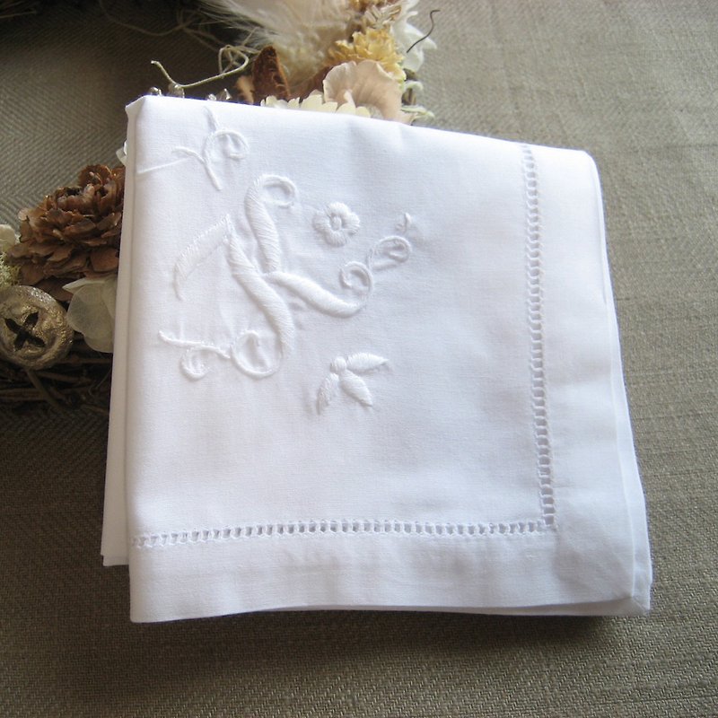 Hand embroidery initials handkerchief K - ผ้าเช็ดหน้า - ผ้าฝ้าย/ผ้าลินิน 
