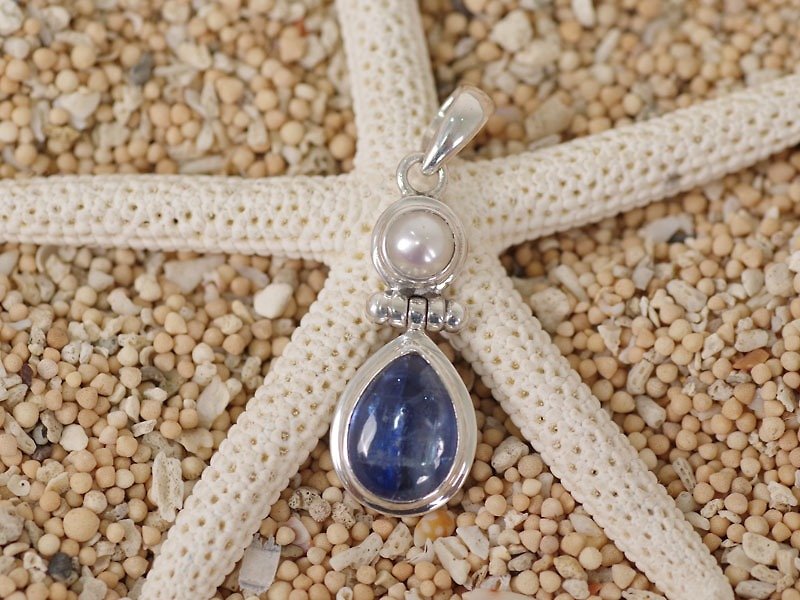 Kaya Knight and freshwater pearl pendant top - สร้อยคอ - หิน สีน้ำเงิน