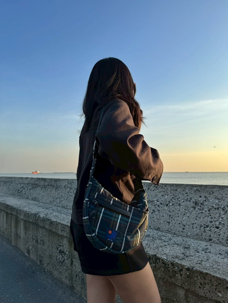 Halfmoon Navy Scott - 側背包/斜背包 - 尼龍 藍色