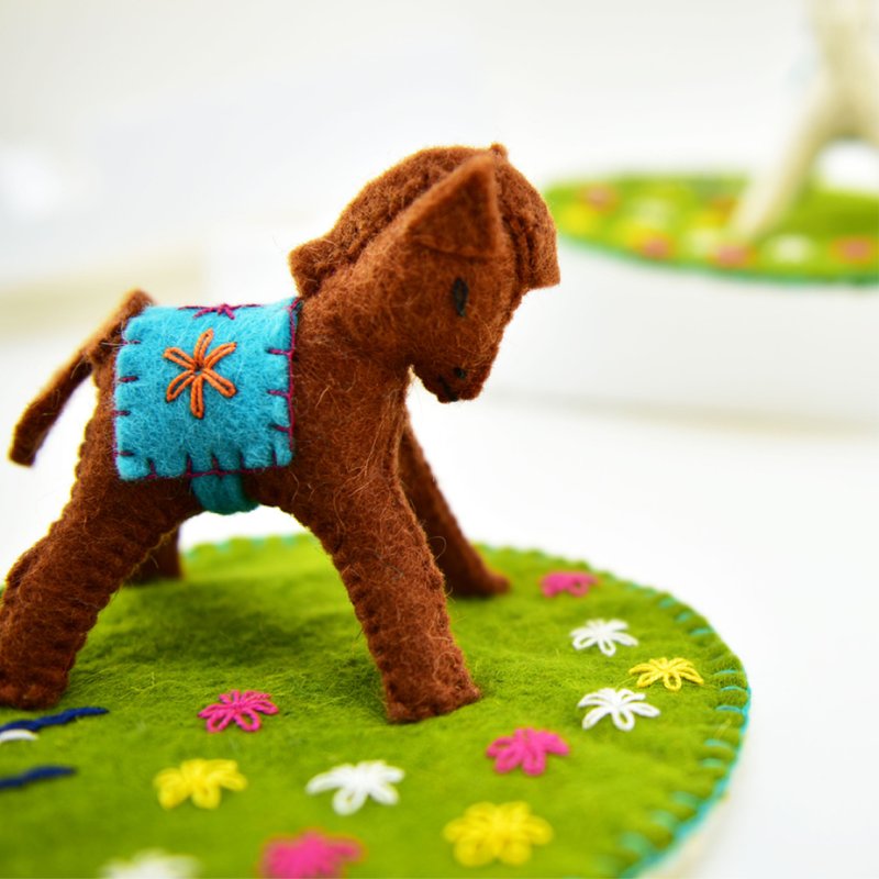 【Kyrgyzstan】Grassland Pegasus Coaster (2 colors in total) - Items for Display - Wool Multicolor