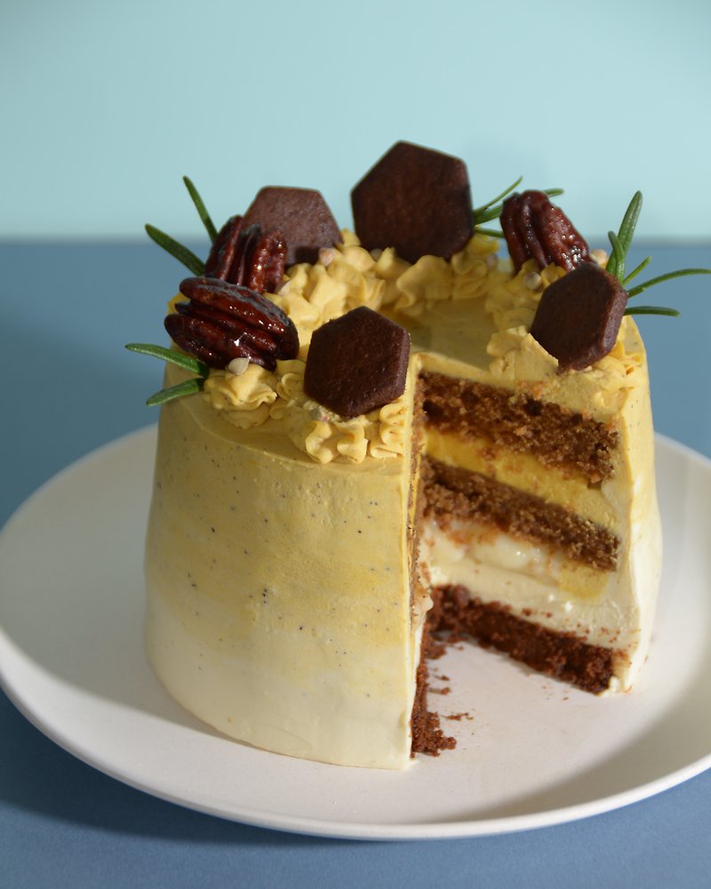 vegan gingerbread cake with pumpkin cream - เค้กและของหวาน - อาหารสด สีเหลือง