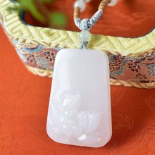 精巧で美しい和田玉の龍のペンダント。吉祥と幸運を意味し、精緻な彫刻