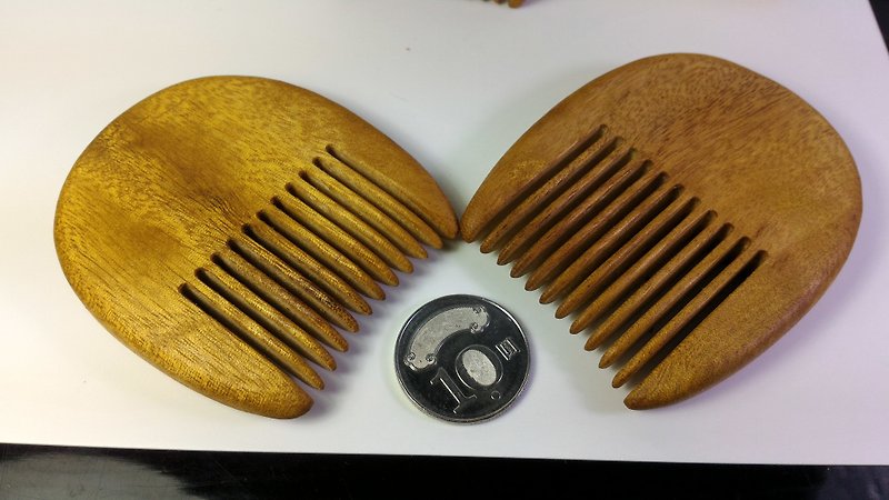 Taiwan Cinnamomum camphora log pocket comb (sister head) - Hair Accessories - Wood 
