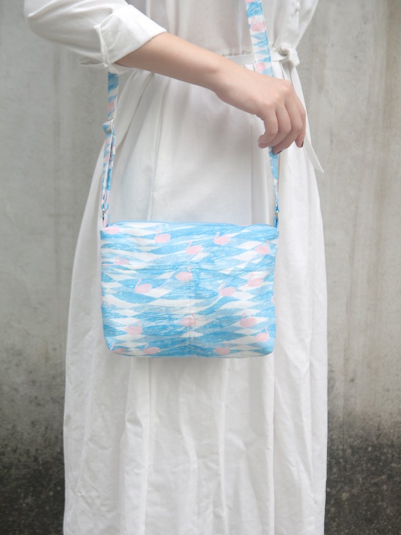 Goody Bag－福袋1+1  輕巧側背袋+環保杯套  雲裡游嬉的天鵝 - 側背包/斜背包 - 棉．麻 藍色