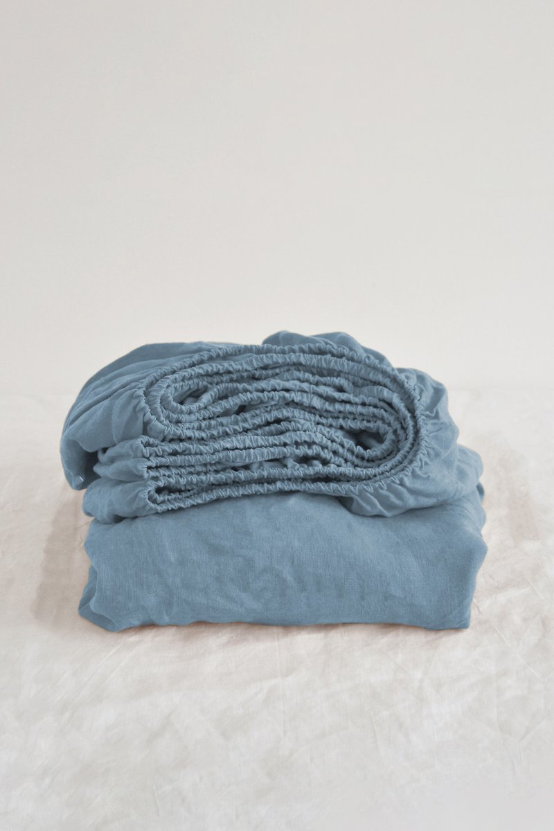 Dusty blue linen fitted sheet / Softened linen bed sheet / Deep pocket - เครื่องนอน - ลินิน สีน้ำเงิน