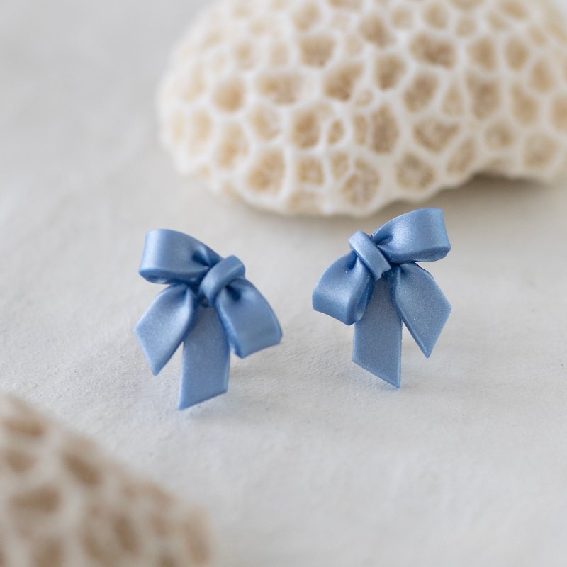 KUTAKUTA Ribbon Earrings / Saxe Blue - ต่างหู - ดินเหนียว สีน้ำเงิน