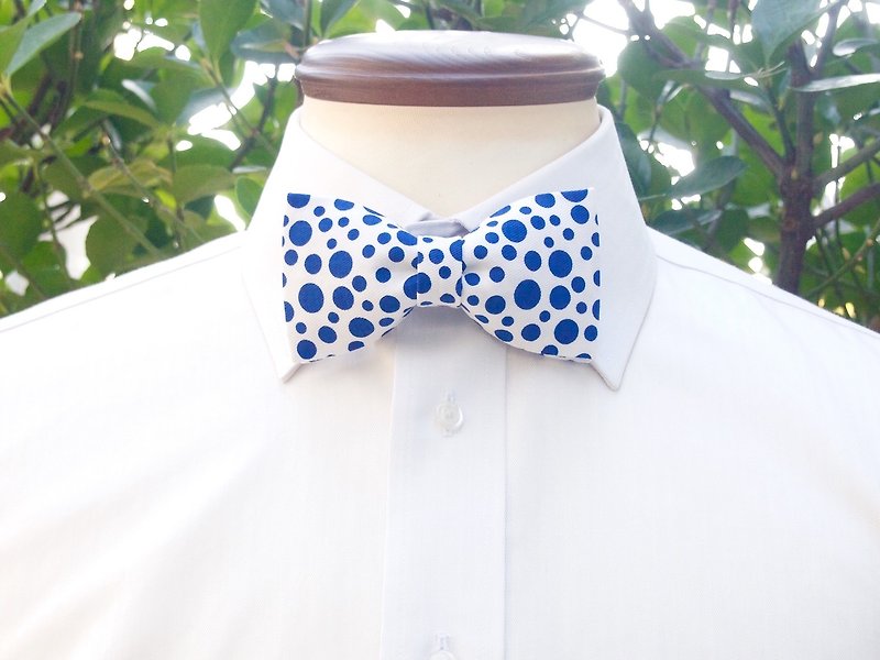 TATAN Shuwashuwa polka dot bow tie (blue) - เนคไท/ที่หนีบเนคไท - ผ้าฝ้าย/ผ้าลินิน สีน้ำเงิน