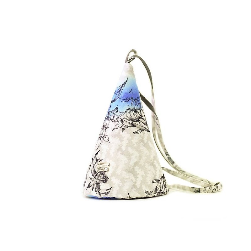 Hong Kong designer brand BLIND by JW cone backpack (water) - กระเป๋าเป้สะพายหลัง - วัสดุอื่นๆ ขาว