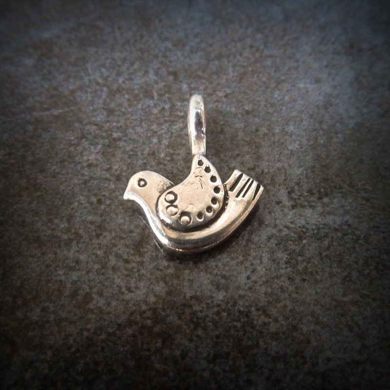 Small silver bird necklace pendant,smal silver bird charm,Vintage silver bird - 吊飾/掛飾 - 銀 銀色