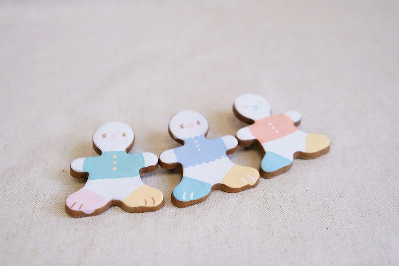 Short sweater gingerbread man clay brooch - Brooches - Pottery 