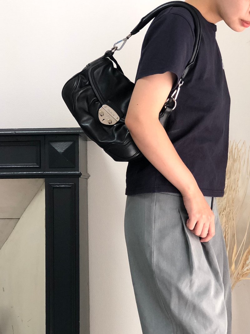 【 日本直送　名牌中古包 】PRADA プラダ ハンドバッグ ブラック フロントバックル レザー タッセル vintage ヴィンテージ オールド 5dmfc4 - 手提包/手提袋 - 真皮 黑色