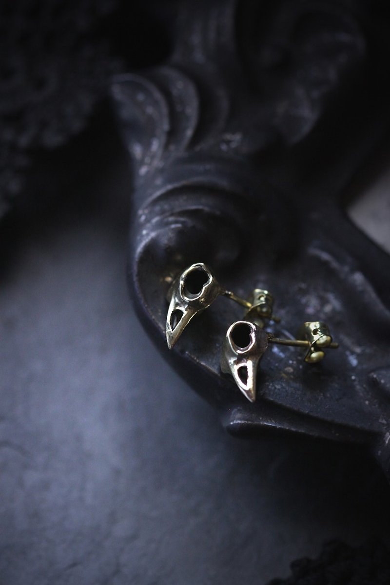 Raven Skull Stud Earrings By Defy. Unique jewelry with Your Dark style. - 耳環/耳夾 - 其他金屬 金色