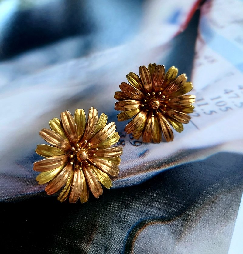 Western antique jewelry. Two-tone daisy bolt earrings - ต่างหู - โลหะ สีทอง