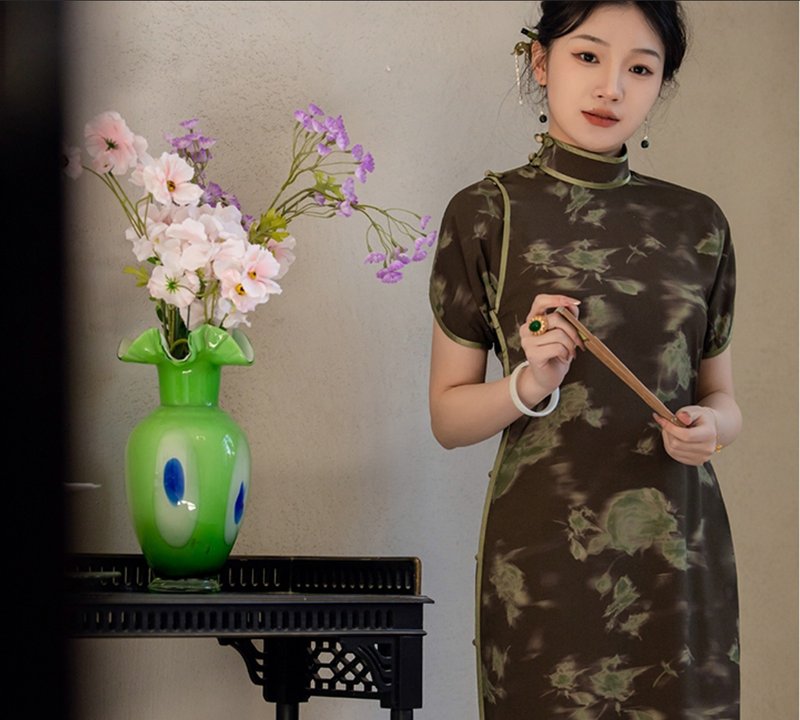 【鈺霞】 新中式復古 素雅古法旗袍 - 旗袍/改良式旗袍 - 其他材質 咖啡色