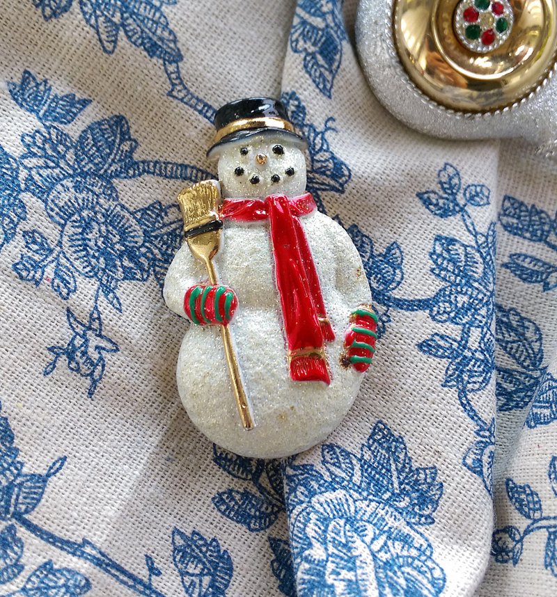 【美國西洋古董飾品】聖誕主題 雪人 掃帚  別針  胸針 - 徽章/別針 - 其他材質 金色