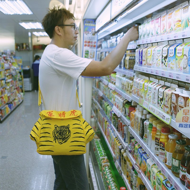 ไฟเบอร์อื่นๆ กระเป๋าเป้สะพายหลัง สีเหลือง - Tiger Ye Sedan Clothes Multifunctional Fashion Bag