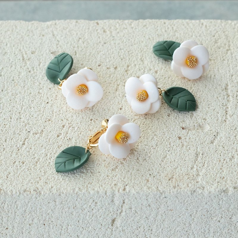 Camellia Pierced Earrings with Dangling Leaves / White - ต่างหู - พลาสติก ขาว