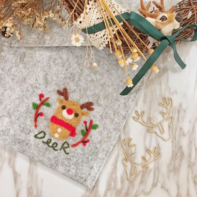 Handmade wool felt embroidery ▲ Christmas Fawn computer clutch ▲ - กระเป๋าคลัทช์ - ขนแกะ 