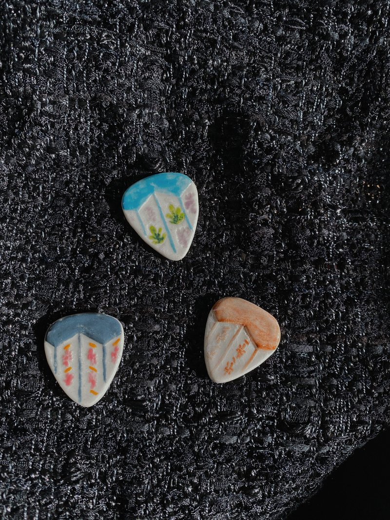 手捏陶瓷結他撥片胸針 別針 香港土瓜灣 懷舊地磚Guitar Pick Pin - 胸針 - 瓷 多色