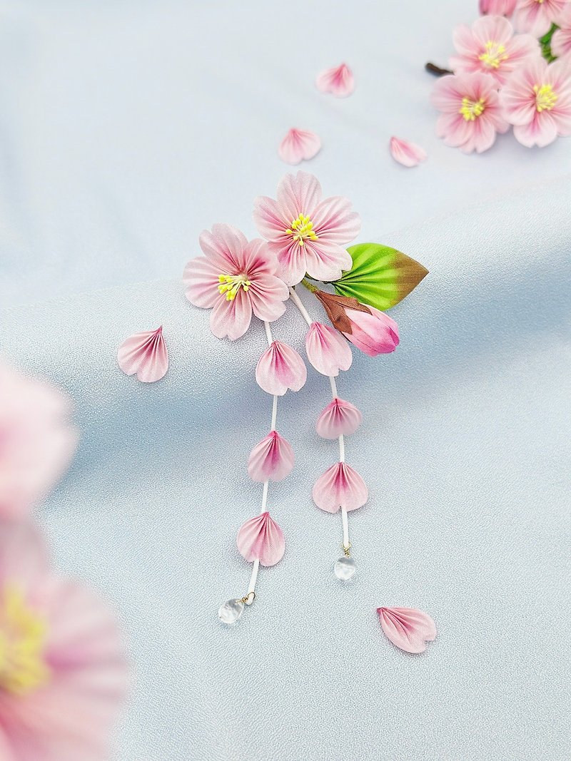 Hand-dyed habutae with delicate petals, cherry blossom hair ornament, mini / knob work, graduation ceremony, Japanese kimono, spring, coming-of-age ceremony, cherry blossom viewing, Japanese accessories, formal, kindergarten admission, party, dress, Mother's Day, wedding - Hair Accessories - Silk Pink