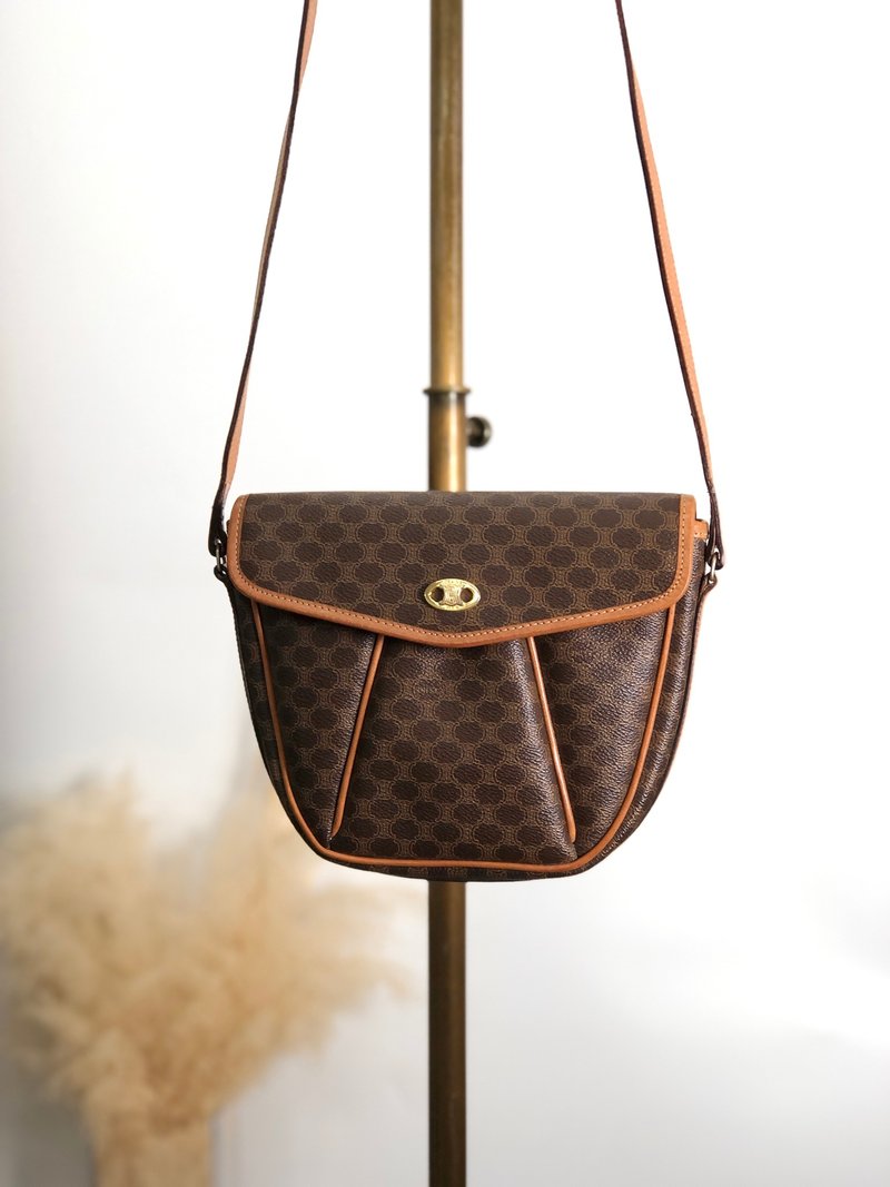 【 日本直送　名牌中古包 】CELINE セリーヌ マカダム ショルダーバッグ ブラウン トリオンフ PVC vintage ヴィンテージ 48xpj8 - 側背包/斜背包 - 防水材質 咖啡色