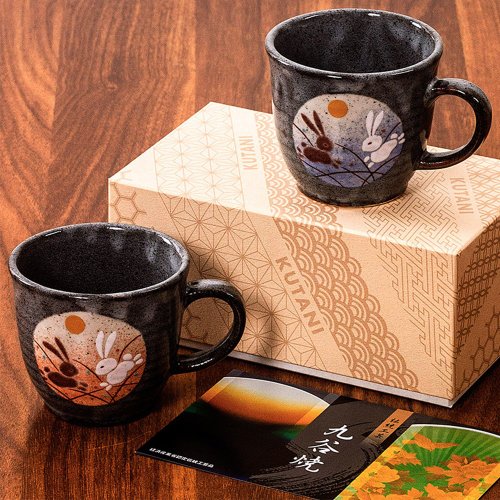 九谷焼 ペアマグカップ 宝尽くし＆ソメイヨシノ 中裏絵 (Kutani pair mug)おしゃれ 吉田屋 縁起柄 桜 花柄　結婚祝い プレゼント 九谷焼 ペアマグカップ 宝尽くし＆ソメイヨシノ 中裏絵 (Kutani pair