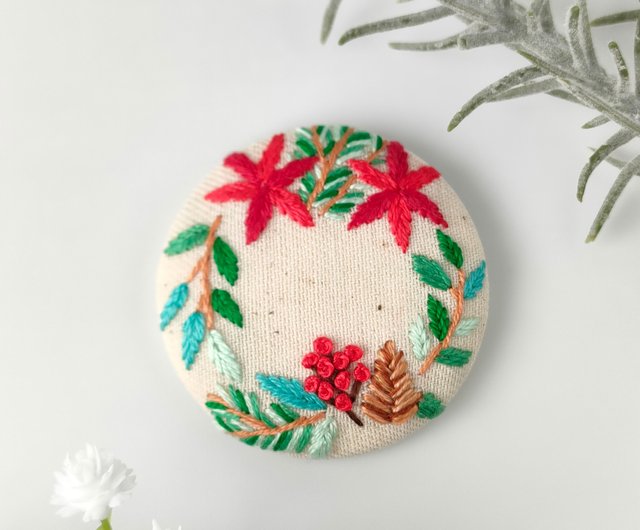 【おまけ付】 ポインセチアとグリーンリーフのクリスマスリース刺繍ブローチ その他