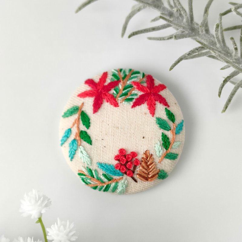 Green Leaf Christmas Wreath Embroidery Brooch - เข็มกลัด - ผ้าฝ้าย/ผ้าลินิน สีแดง