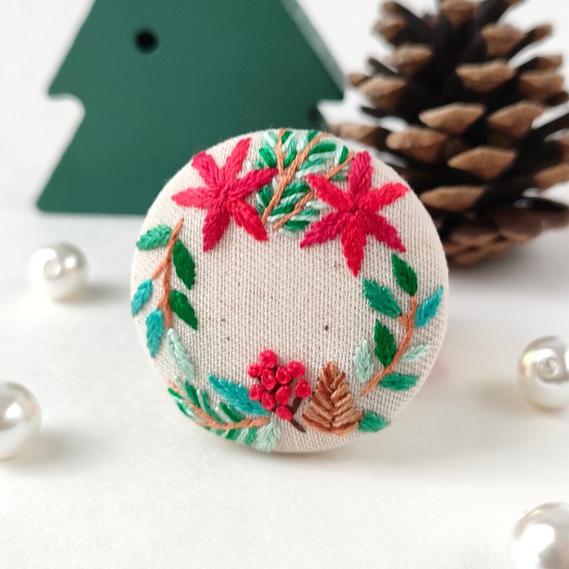 ポインセチアとグリーンリーフのクリスマスリース刺繍ブローチ - 胸針 - 棉．麻 紅色