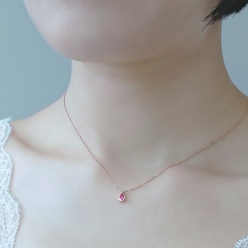 Joyce Wu Handmade Jewelry 天然粉紅剛玉 水滴形 單顆包鑲 純 18K 玫瑰金項鍊 鎖骨鍊