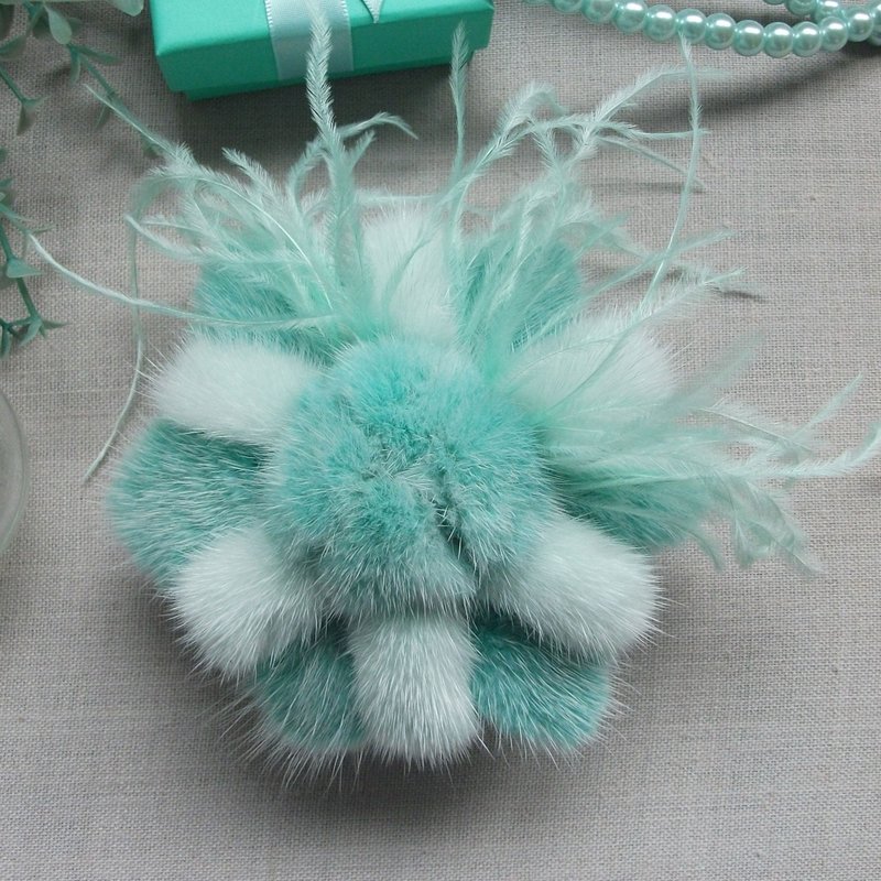 Mink fur brooch turquoise flower with ostrich feathers - 胸針 - 真皮 綠色