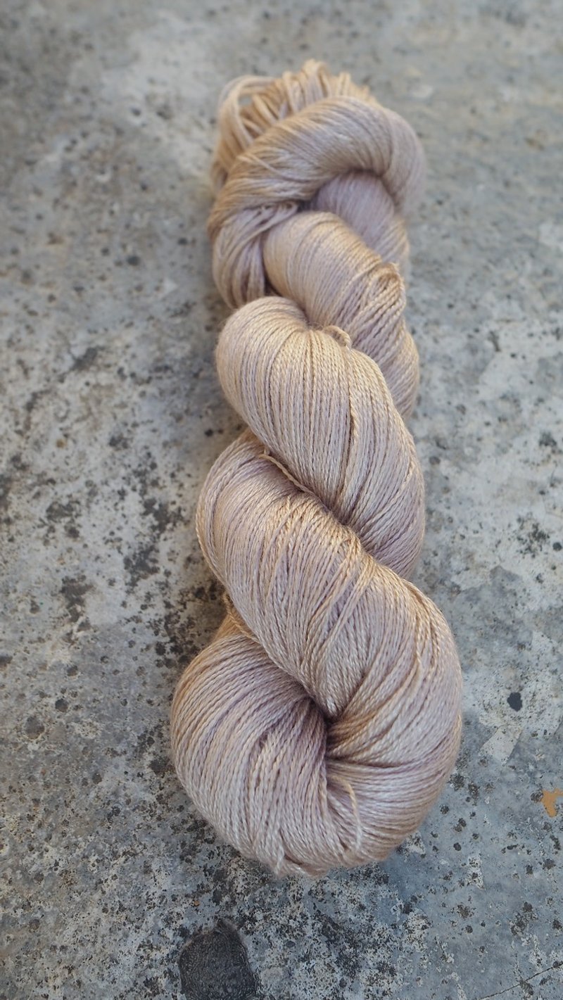 手染蕾絲線。粉膚 (55 BFL/45 Silk) - 編織/刺繡/羊毛氈/縫紉 - 絲．絹 卡其色