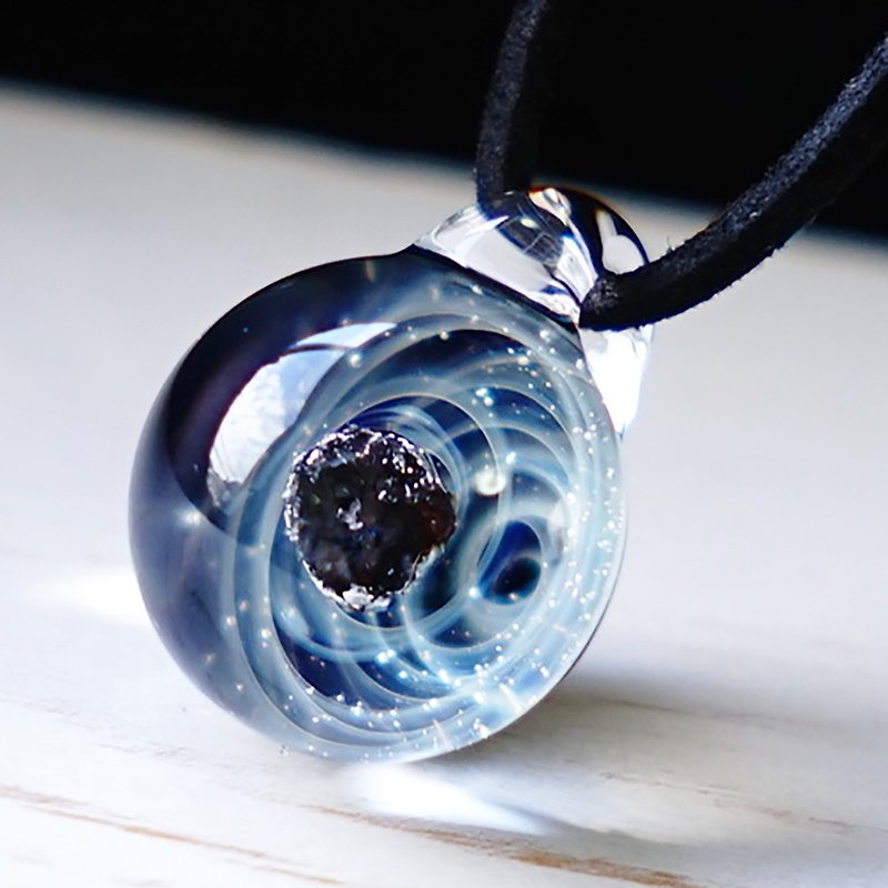 隕石の世界 隕石 宇宙 ガラス ペンダント 本物の隕石入り meteorite 星 玻璃 日本制造 日本 手工制作 手作 送料無料 - ネックレス - ガラス ブルー