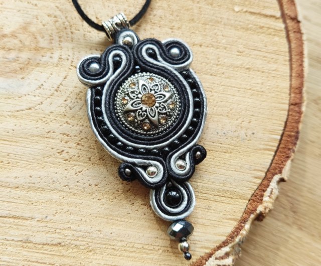 ナミビア Small Worldのレザーネックレス ナミビア Small Worldのレザーネックレス