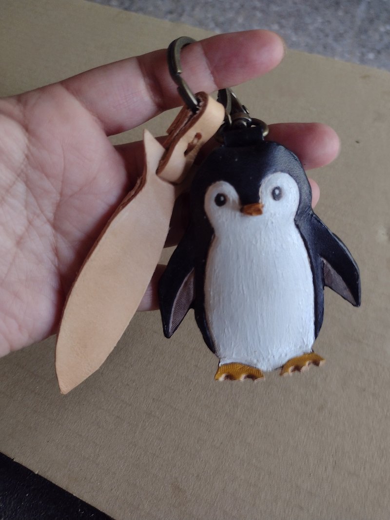 Love to eat fish cute three-dimensional little penguin pure leather key ring - can be engraved - ที่ห้อยกุญแจ - หนังแท้ 