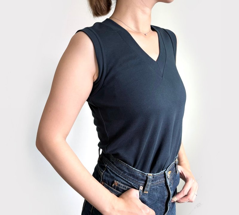 形にこだわった 大人のノースリーブVネックTシャツ - 女 T 恤 - 棉．麻 藍色