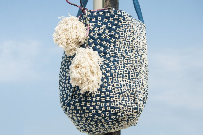 手縫純棉布側背包 刺繡手拿包 手工刺繡肩背包 手縫藍染包indigo - 側背包/斜背包 - 棉．麻 藍色