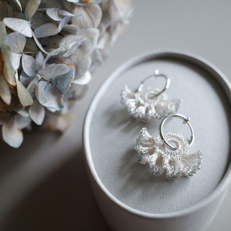 荷葉尾巴 – 手工勾線耳環 銀色×灰藍色玻璃珠 - 耳環/耳夾/耳骨夾 - 玻璃 藍色