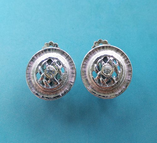 老時光角落 Vintage Jewelry 西洋古董飾品 銀色調 白鑽簍空 圓格 夾式耳環