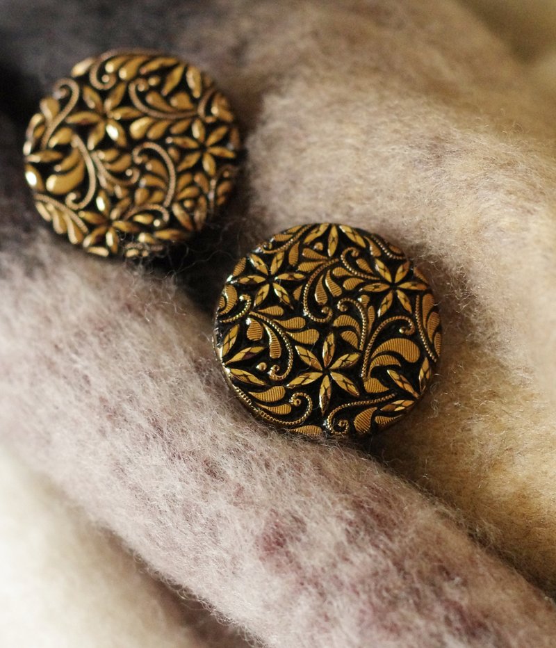 Old and good antique jewelry rare black and gold two-color embroidered small flower round clip-on earrings C1077 - Earrings & Clip-ons - Other Metals Gold