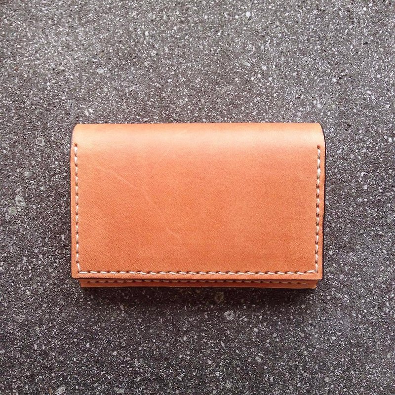 Double buckle leather business card case brushed light tea business card holder card case - ที่เก็บนามบัตร - หนังแท้ สีกากี
