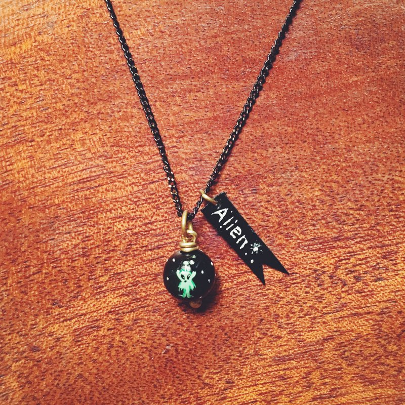 Hand Painted Necklace-Alien - สร้อยคอ - ทองแดงทองเหลือง สีดำ