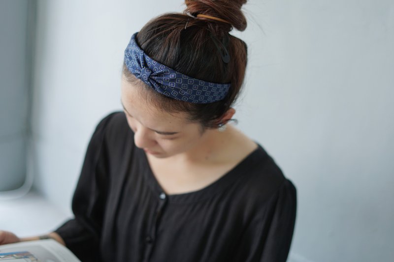 アンティーク ネクタイ ハンドメイド カチューシャ - CHANEL シャネル - ダーク ブルー - リボン バージョン - ヘアバンド．カチューシャ - シルク・絹 ブルー