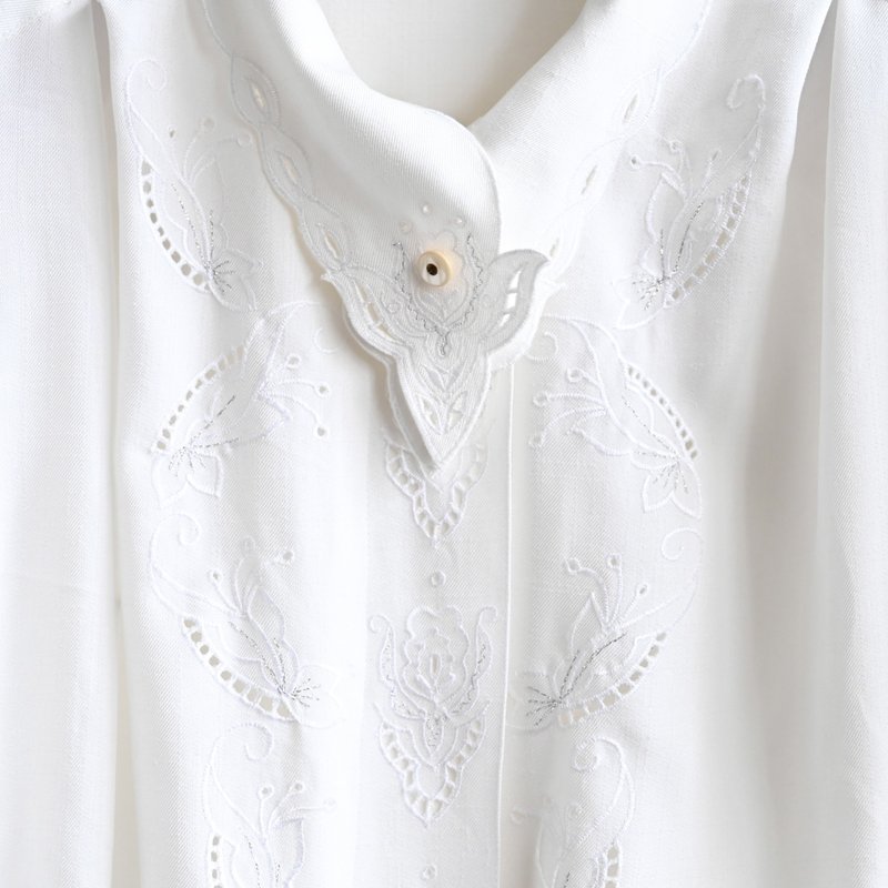 【蛋植物古著】星羽反折領刺繡短袖古著襯衫 - 女襯衫 - 其他人造纖維 白色