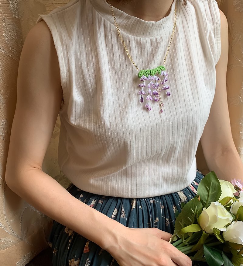 (Wisteria vine の flower) Fine cloth flower necklace purple elegant つまみ fine work - สร้อยคอ - ผ้าฝ้าย/ผ้าลินิน สีม่วง