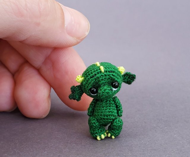 極端なマイクロかぎ針編みのドラゴン。ドールハウスのミニチュア