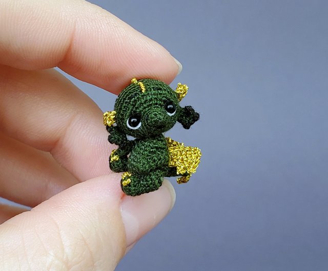 極端なマイクロかぎ針編みのドラゴン。ドールハウスのミニチュア