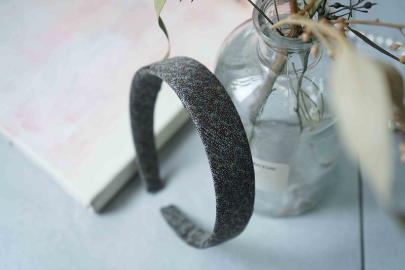 Antique tie transformed into handmade headband - small fresh floral - gray green - scarf and headband set - gift exchange - ที่คาดผม - ผ้าไหม สีเขียว